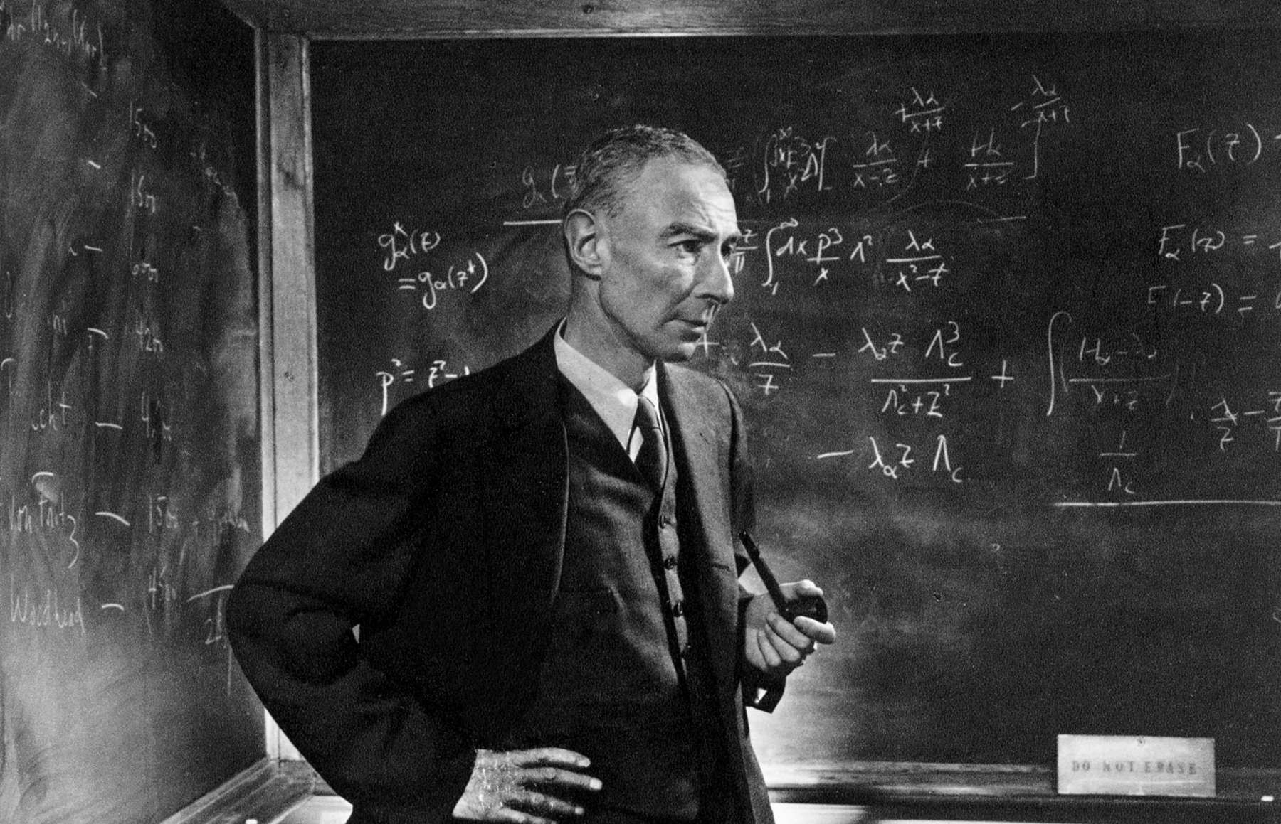 Albert Einstein Vs Robert J. Oppenheimer… Only game between two great  Physicists 